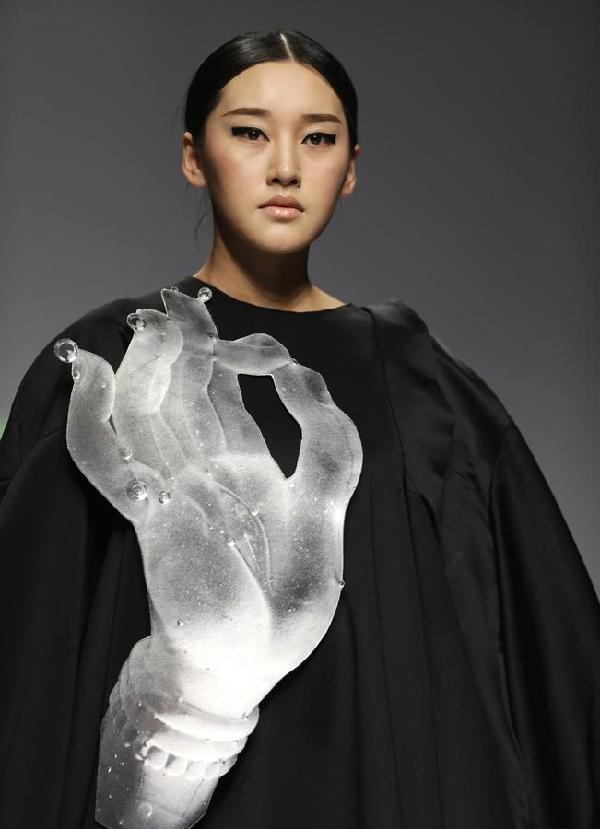 Designers present creations at China Fashion Week<BR>