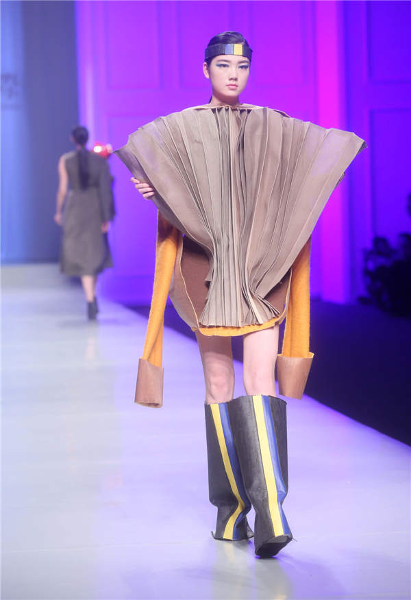 Designers present creations at China Fashion Week<BR>