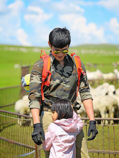 Happy moments of actor Lu Yi with his daughter