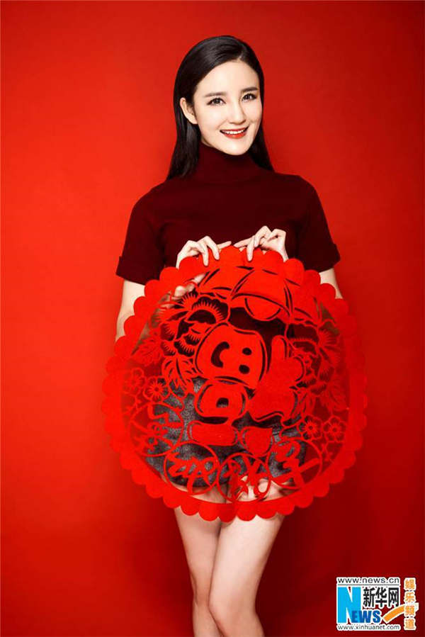 Liu Yuxin releases fashion shots to express New Year wishes
