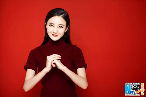 Liu Yuxin releases fashion shots to express New Year wishes