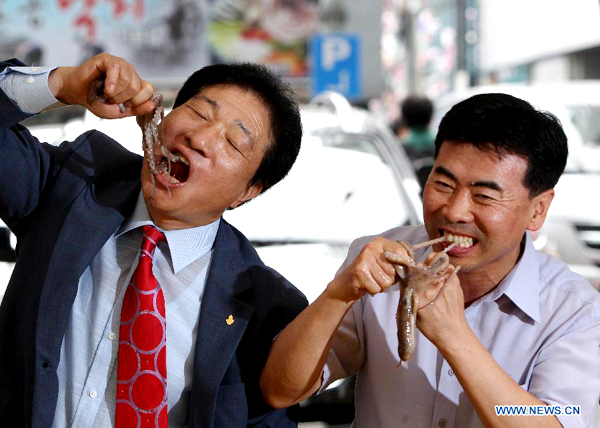 Koreans eat live octopuses during local food festival