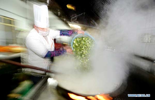 Volunteers make laba porridge at Daming Temple in Yangzhou