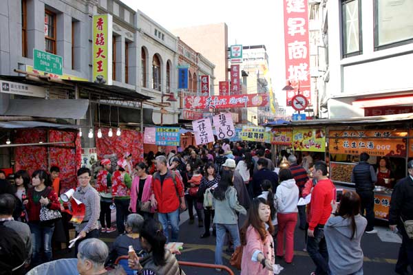 Crowds pack historic Taipei New Year market