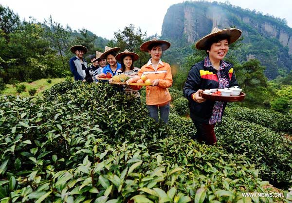 Tea farmers mark start of spring tea production in SE China