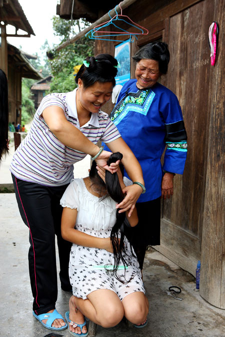 Wanhui and her sister's splendid attire