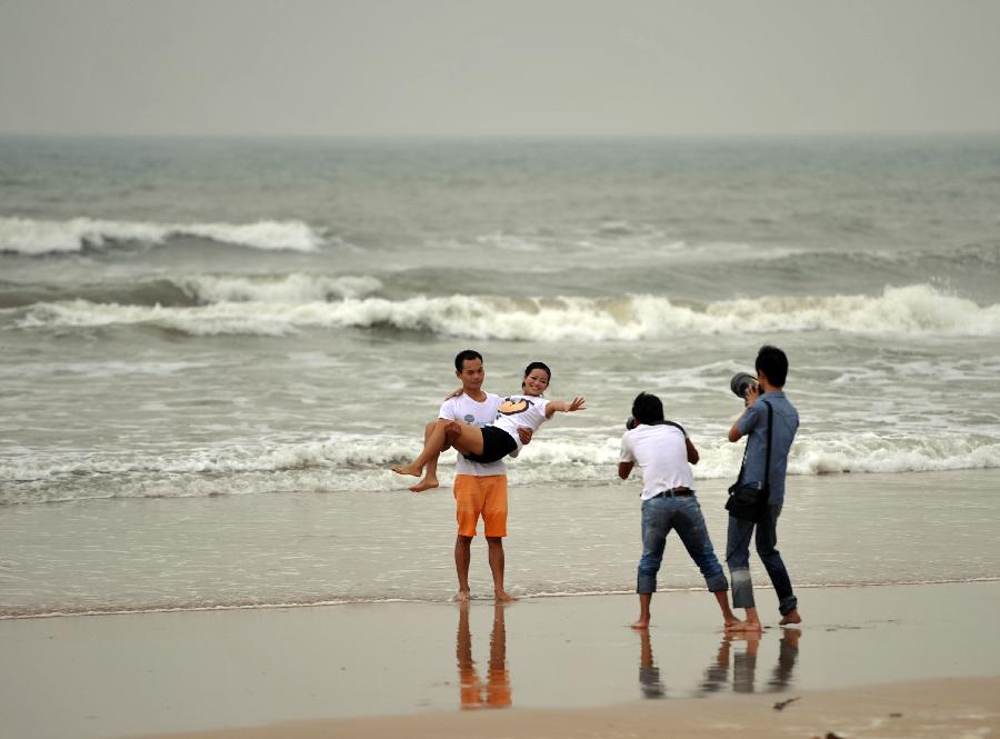 New couples take wedding photos during holiday