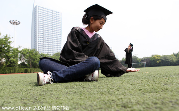 Graduation photos get creative in China