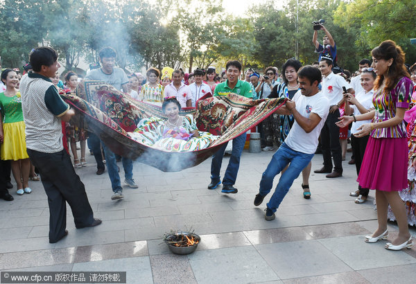 100 couples join group wedding in Xinjiang