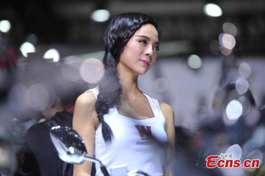 Hot girls draw crowds at motor show in SW China