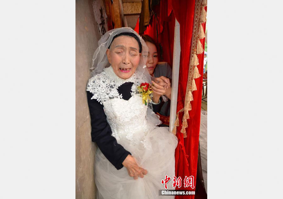 Couple in Their 90's Holds Platinum Wedding Ceremony in Sichuan