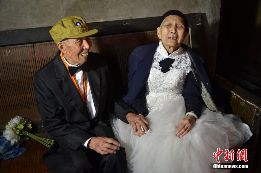 Couple in Their 90's Holds Platinum Wedding Ceremony in Sichuan