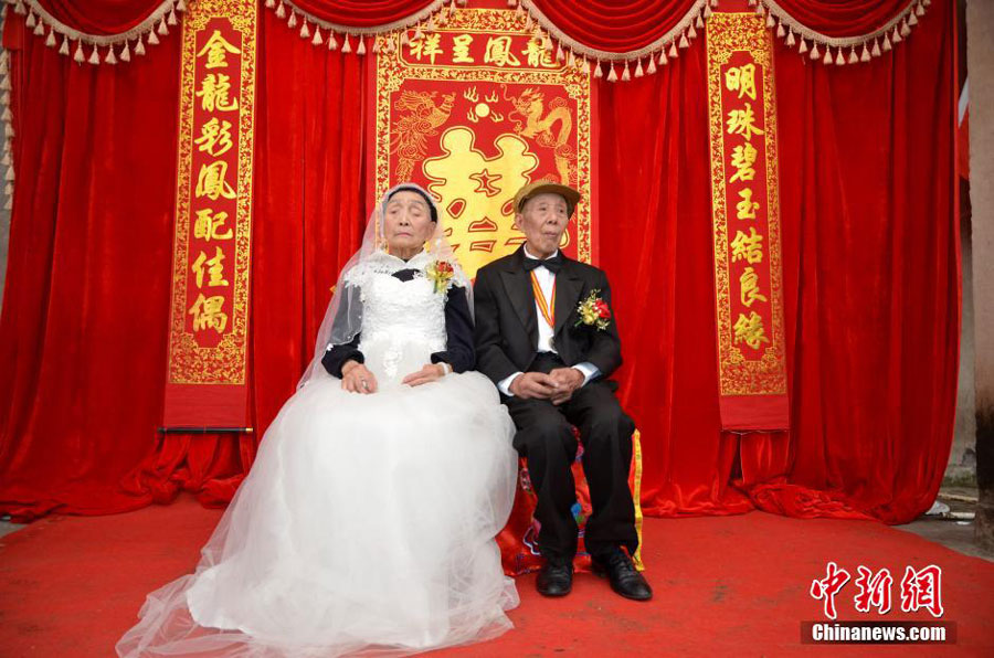 Couple in Their 90's Holds Platinum Wedding Ceremony in Sichuan