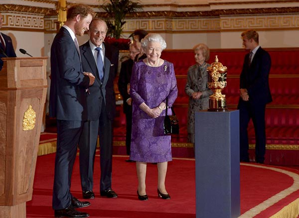 Queen Elizabeth's colorful outfits