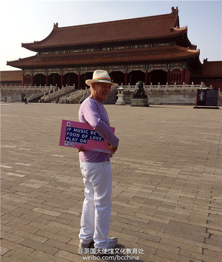 Shakespeare star Ian McKellen has fun in China