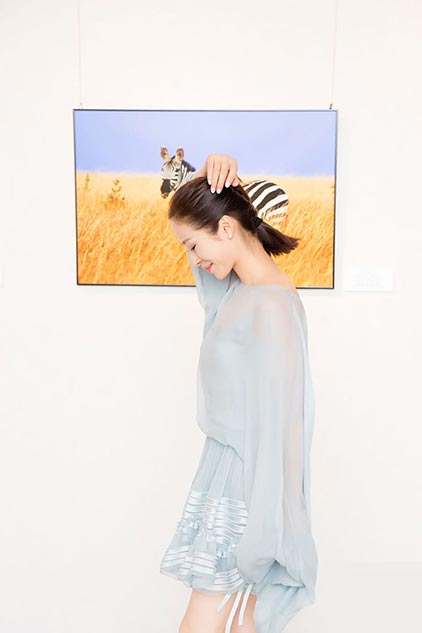 Actress Jiang Yiyan's photo exhibition wows fans in Shanghai