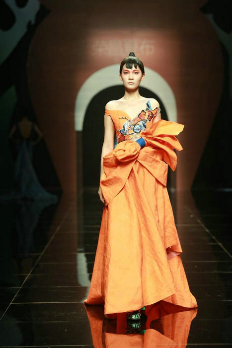 Rongchang ramie show shines in Beijing Fashion Week