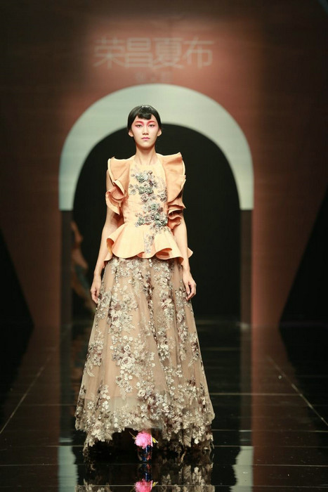 Rongchang ramie show shines in Beijing Fashion Week