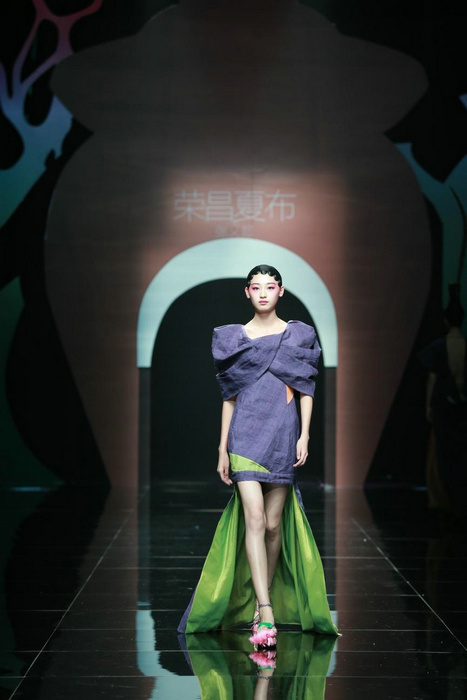 Rongchang ramie show shines in Beijing Fashion Week