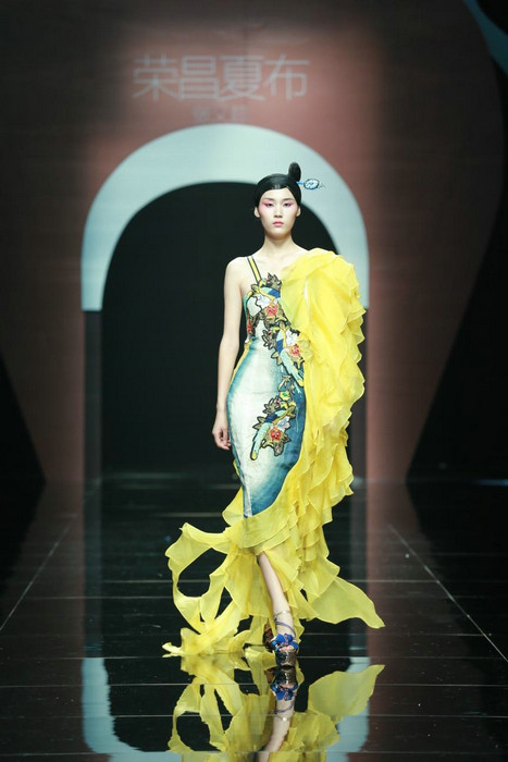 Rongchang ramie show shines in Beijing Fashion Week