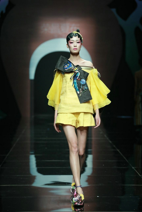 Rongchang ramie show shines in Beijing Fashion Week