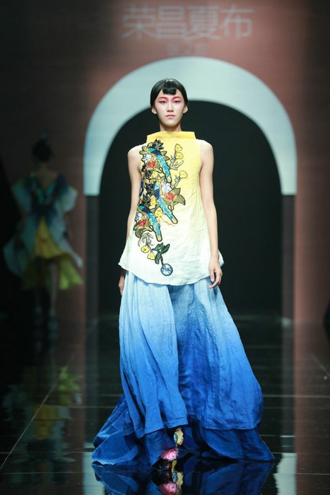 Rongchang ramie show shines in Beijing Fashion Week