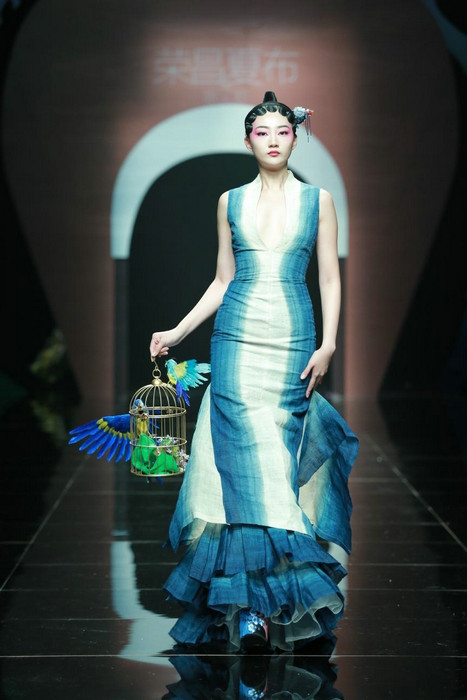 Rongchang ramie show shines in Beijing Fashion Week