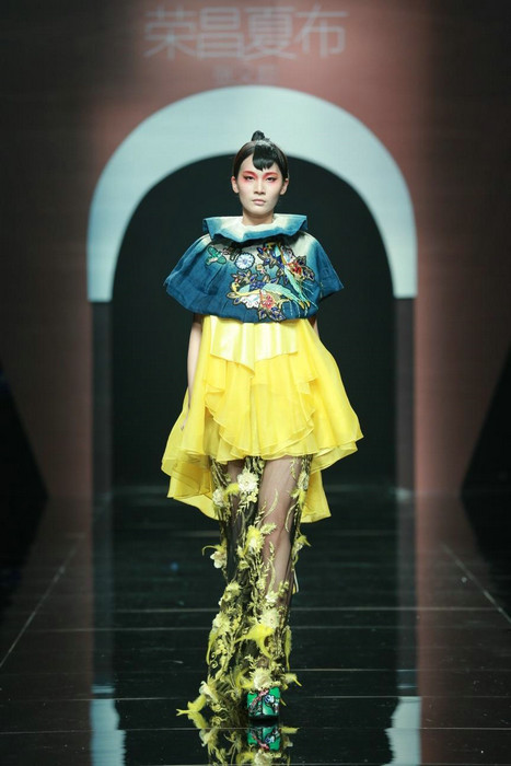 Rongchang ramie show shines in Beijing Fashion Week