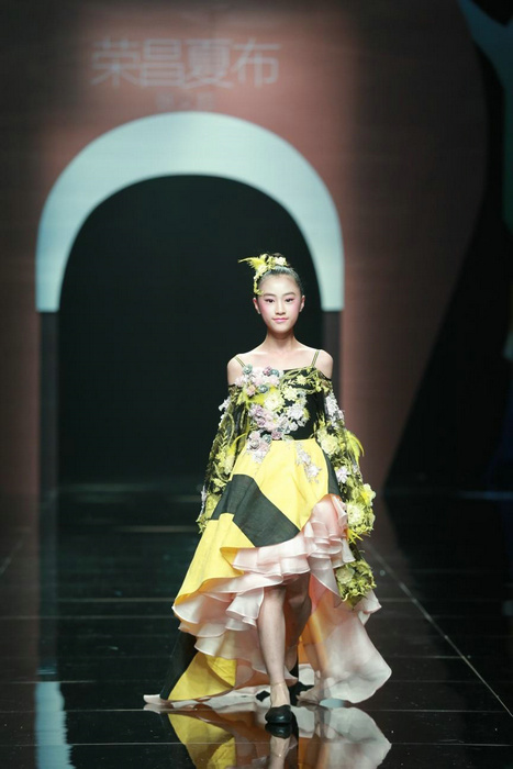 Rongchang ramie show shines in Beijing Fashion Week