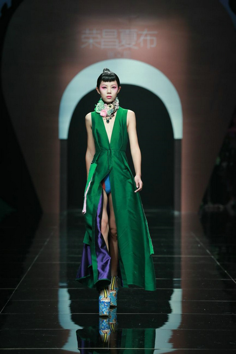 Rongchang ramie show shines in Beijing Fashion Week