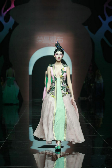 Rongchang ramie show shines in Beijing Fashion Week