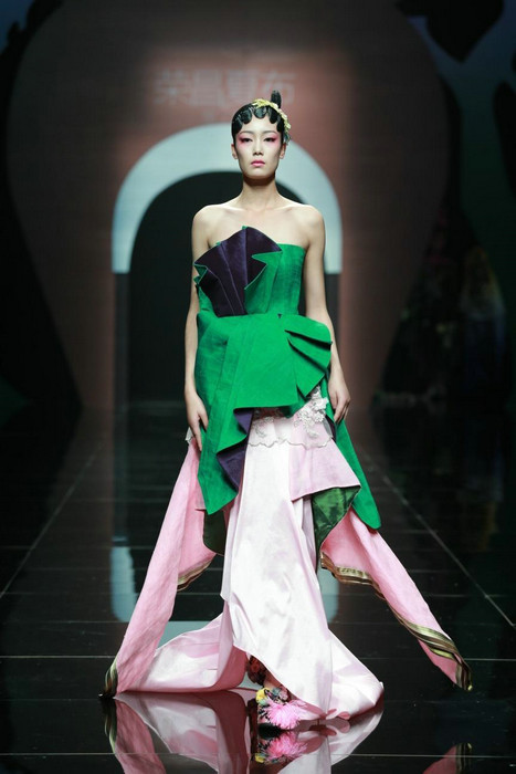 Rongchang ramie show shines in Beijing Fashion Week