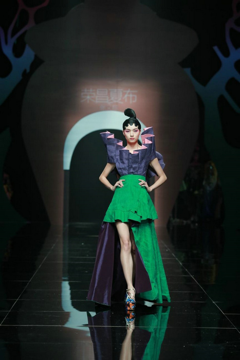 Rongchang ramie show shines in Beijing Fashion Week