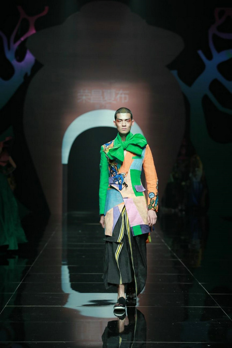 Rongchang ramie show shines in Beijing Fashion Week