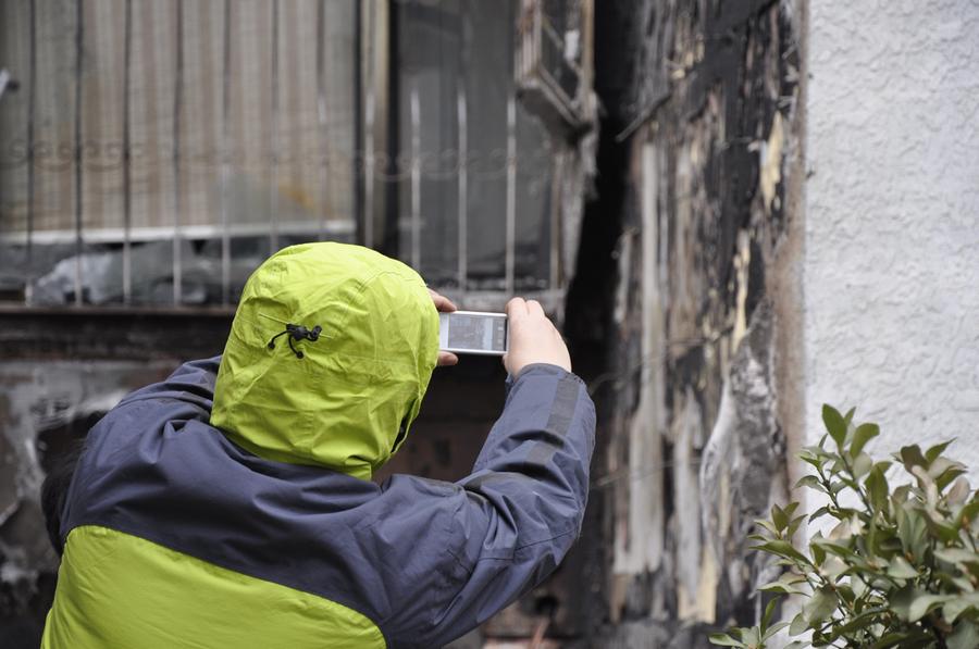 Fire hits residential building in Beijing