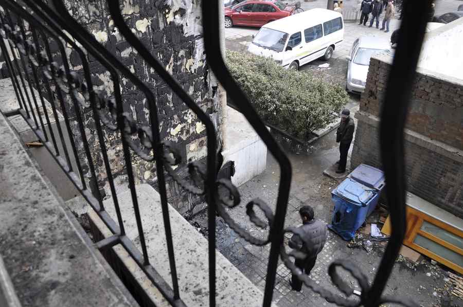 Fire hits residential building in Beijing