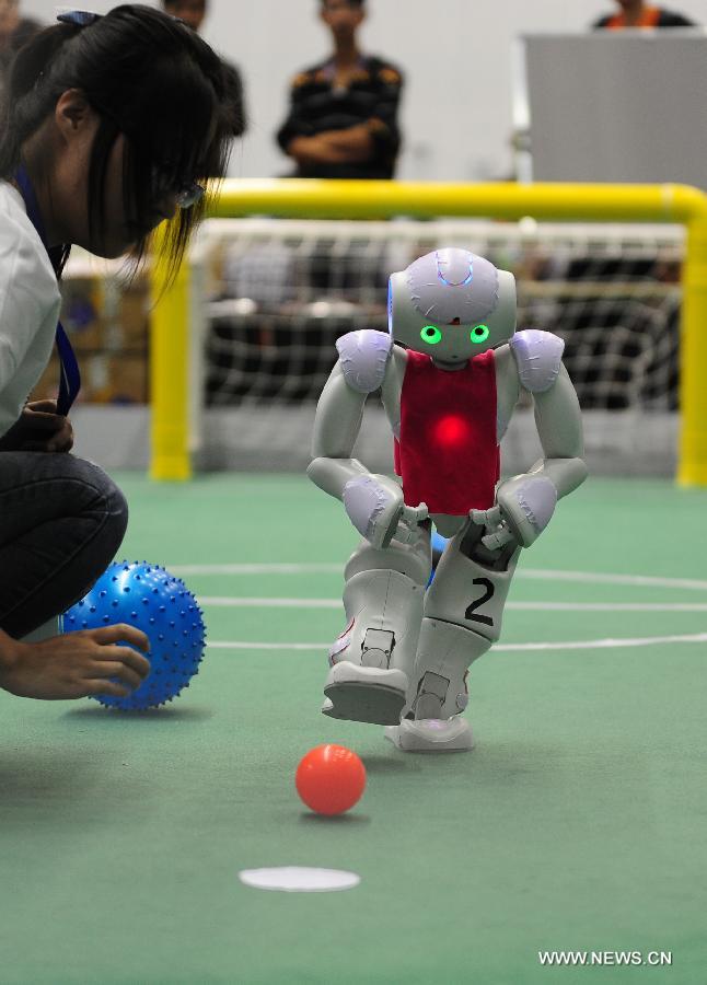 Robots kick off soccer match in E china