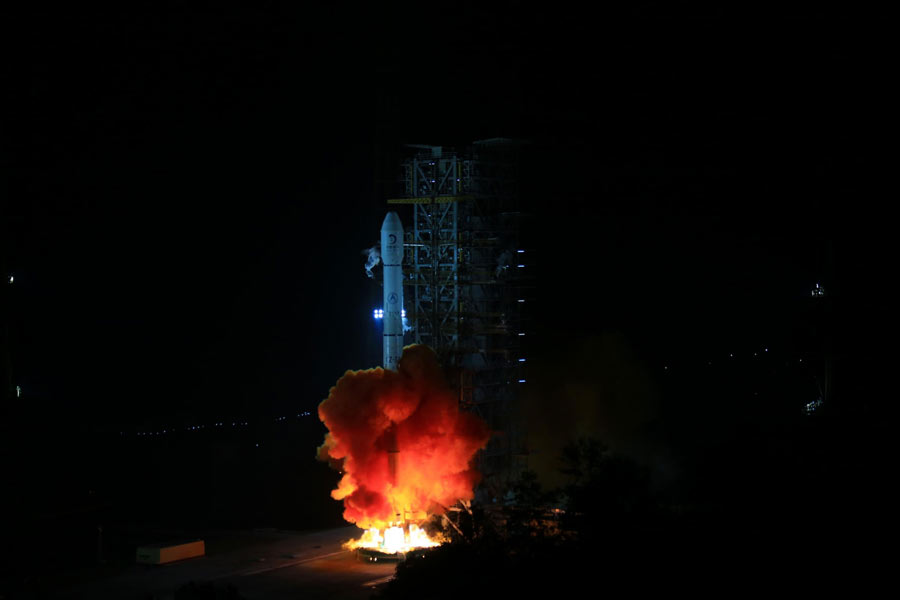 China launches moon rover