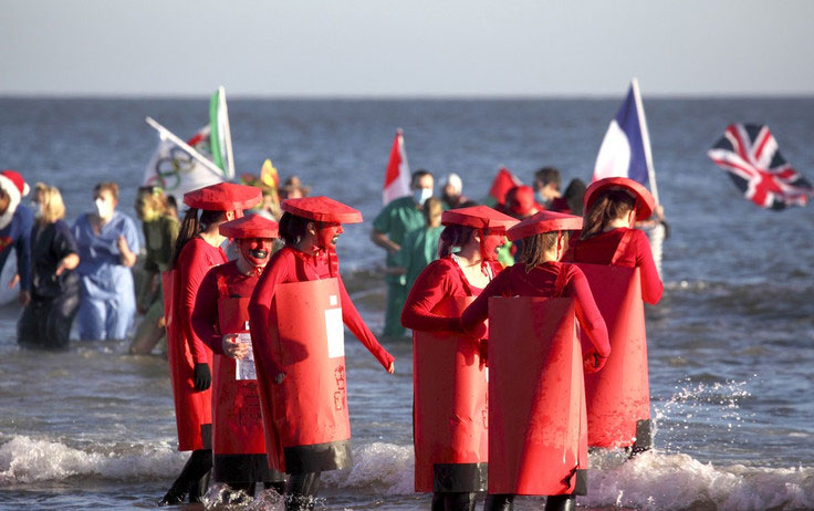 Hundreds in UK take Boxing Day dip for charity