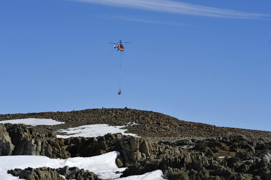 <EM>Xuelong </EM>carries on mission after breaking from floes