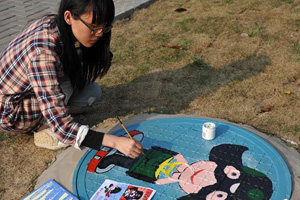 Amazing manhole cover graffitos dazzle campus