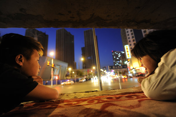 Street children live in hole in a wall