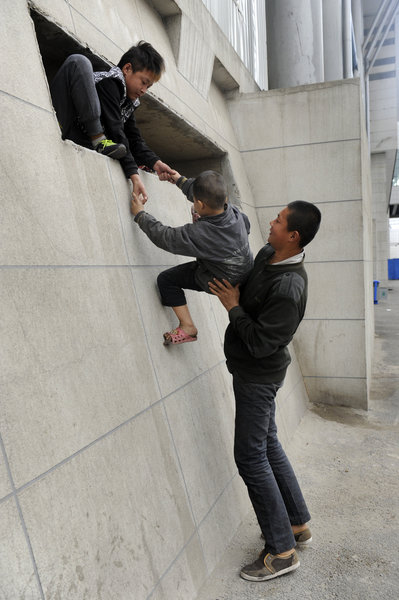 Street children live in hole in a wall