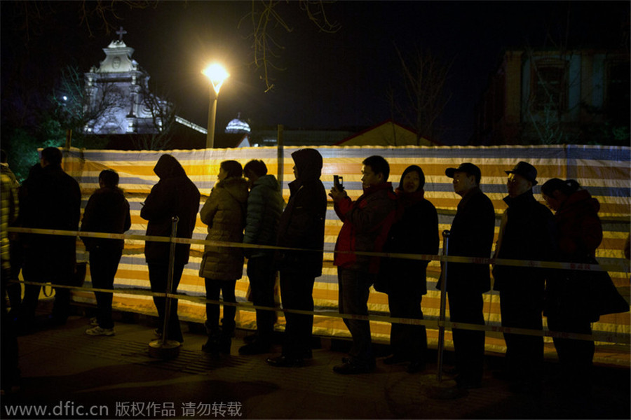 Chinese worshipers attend Christmas mass