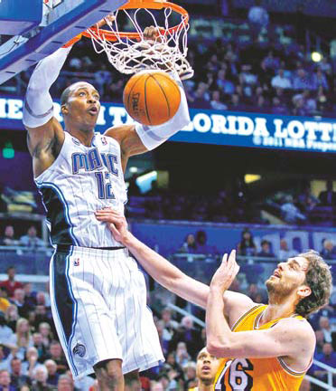 Magic get big day from Howard, down Lakers