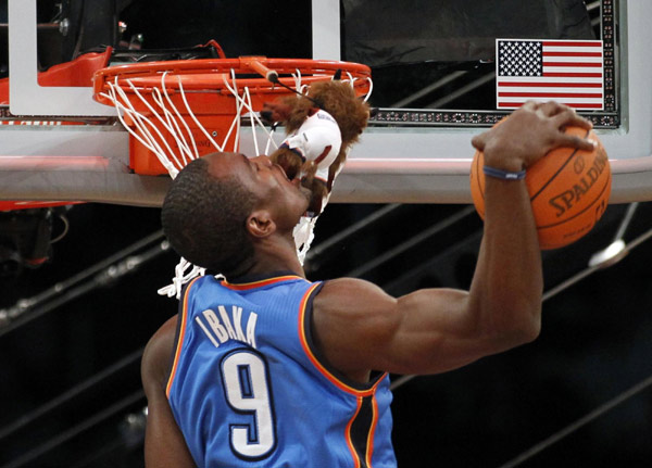 Griffin soars over car to win All-star dunk contest