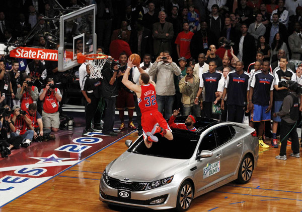 Griffin soars over car to win All-star dunk contest