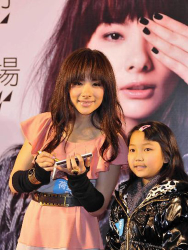 Gymnast-turned-singer promotes new album in HK