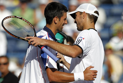 Djokovic, del Potro reach last eight