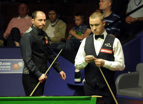 Hendry crashes Perry in Snooker Worlds